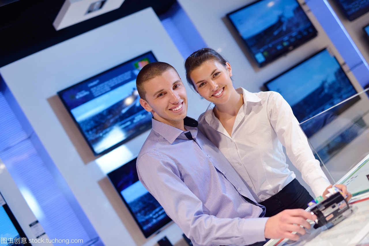 手提電腦,伉儷,筆記本電腦,筆記本,人物,人,電視機(jī),商務(wù),電視,商業(yè),生意業(yè)務(wù),生意,做生意,業(yè)務(wù),技術(shù)院校,高科技,購,女性,女人,買,成年人,成年,購買,相機(jī),購置,照相機(jī),開麥拉,看著,男性,須眉,攝影機(jī),男人,市場,現(xiàn)代,模特,市廛,摩登,新,幫助,新興,新的,全新,服務(wù),擁戴,接濟(jì),侍候,聲援,匡助,幫忙,幫襯,任事,支撐,血漿,純屏電視,肖像,增援,產(chǎn)品,人像,商店,技術(shù),市肆,科技,伴侶,一般零售,白人,白種人,公司,企業(yè),藍(lán)色,藍(lán),計(jì)算機(jī),消費(fèi)者,電腦,顧客,家庭,數(shù)字的,數(shù)碼,主顧,平